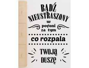 Bądź nieustraszony w pogoni za tym, co rozpala Twoją duszę - Naklejka na ścianę