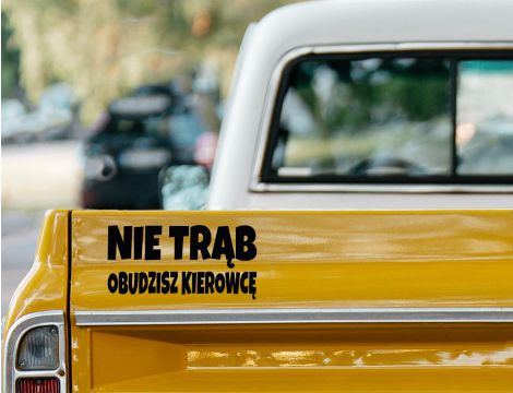Naklejka na samochód - Nie trąb obudzisz kierowcę