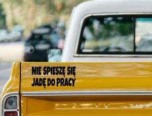 Naklejka na samochód - Nie spieszę się jadę do pracy