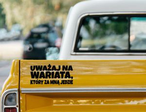 Naklejka na samochód - Uważaj na wariata, który za mną  jedzie