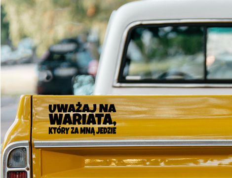 Naklejka na samochód - Uważaj na wariata, który za mną  jedzie