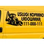Wizualizacja czarnej naklejki z koparką i numerem telefonu na boku żółtego samochodu dostawczego