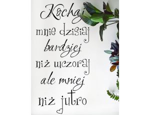 Kochaj mnie dzisiaj bardziej niż wczoraj ale mniej niż jutro - Naklejka na ścianę