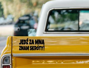 Naklejka na samochód - Jedź za mną znam skróty