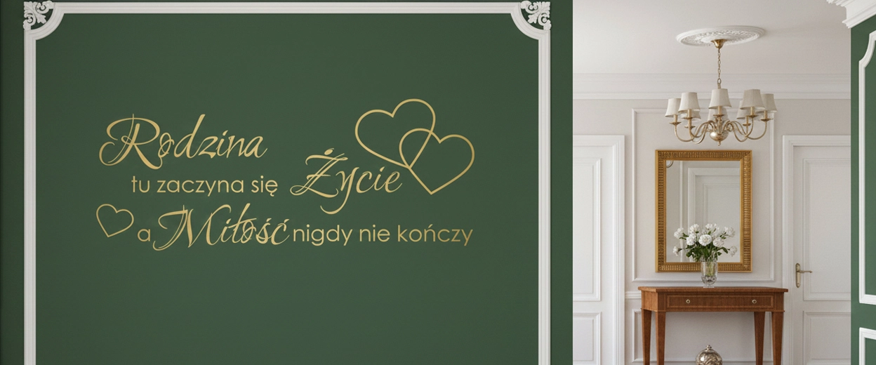 Złota matowa naklejka ścienna z napisem 'Rodzina tu zaczyna się życie a miłość nigdy nie kończy' na ścianie w kolorze butelkowej zieleni w klasycznym przedpokoju ze sztukaterią.
